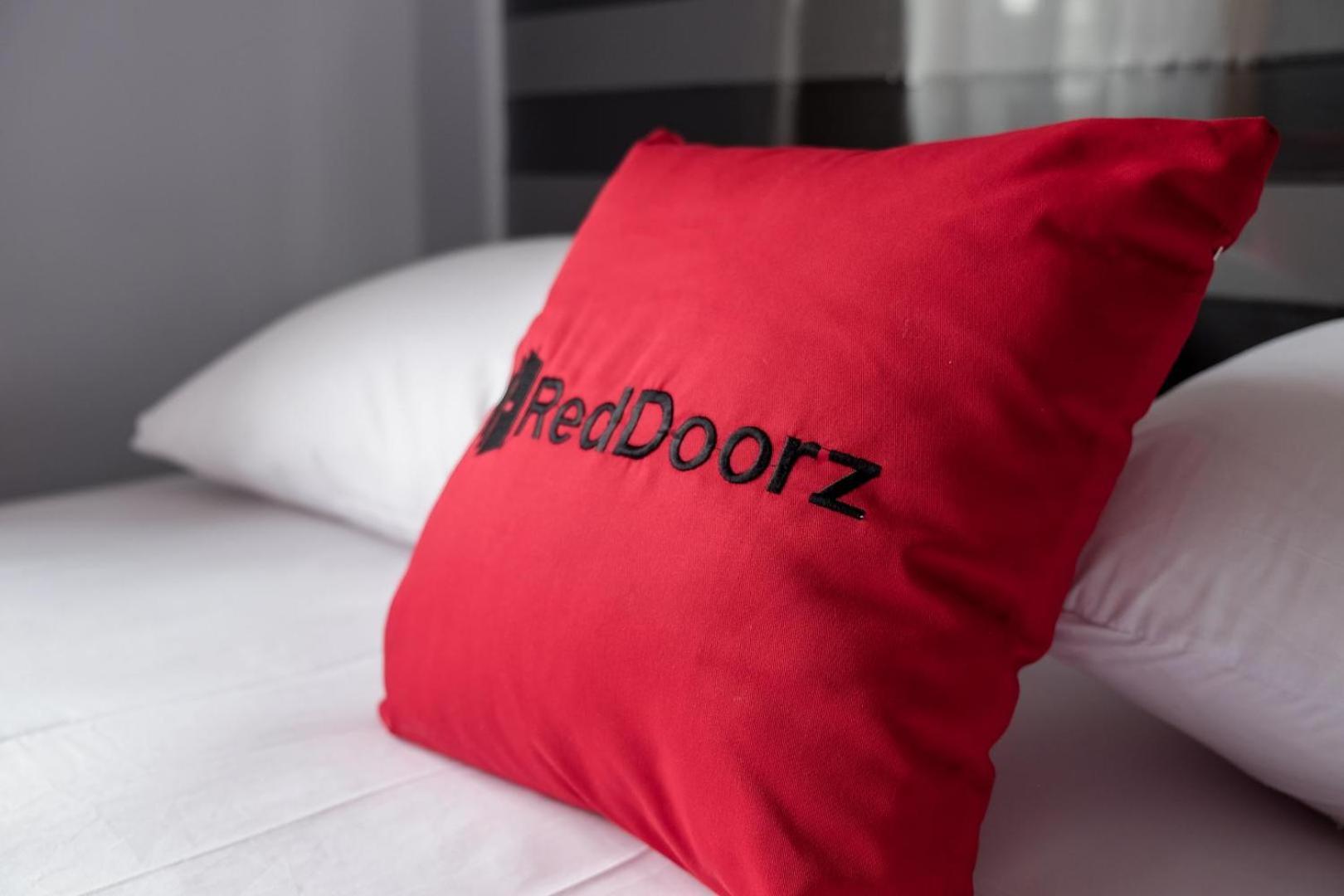 RedDoorz near Supermall Karawaci 2 Tangerang Esterno foto
