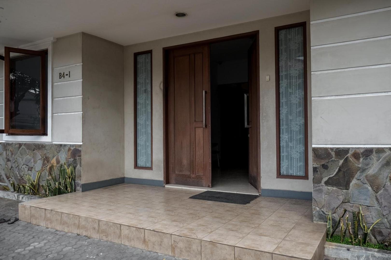 RedDoorz near Supermall Karawaci 2 Tangerang Esterno foto