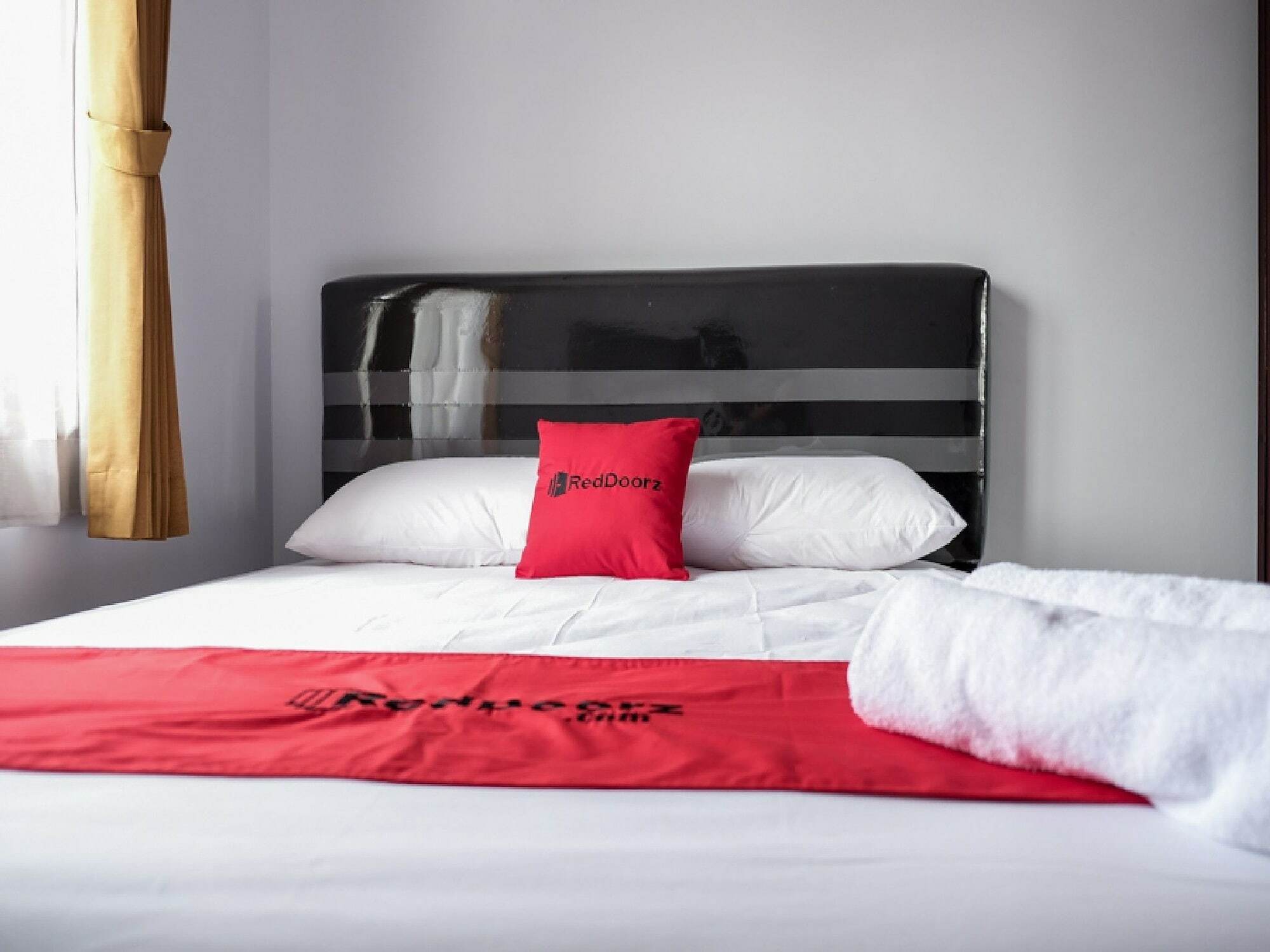 RedDoorz near Supermall Karawaci 2 Tangerang Esterno foto