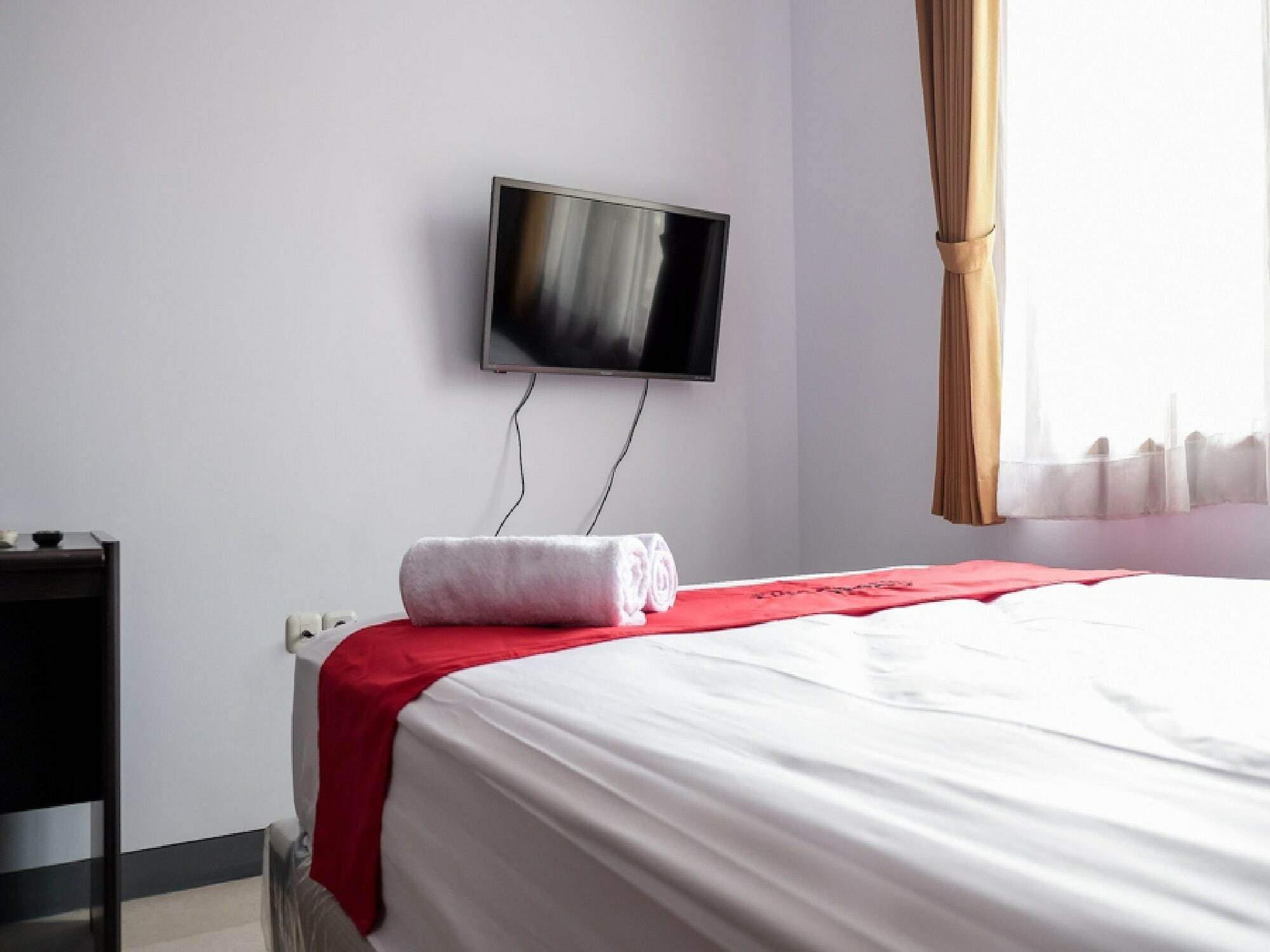 RedDoorz near Supermall Karawaci 2 Tangerang Esterno foto
