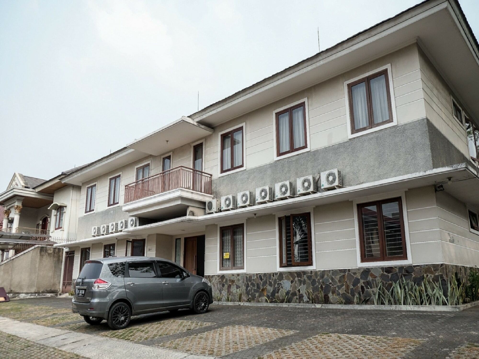 RedDoorz near Supermall Karawaci 2 Tangerang Esterno foto